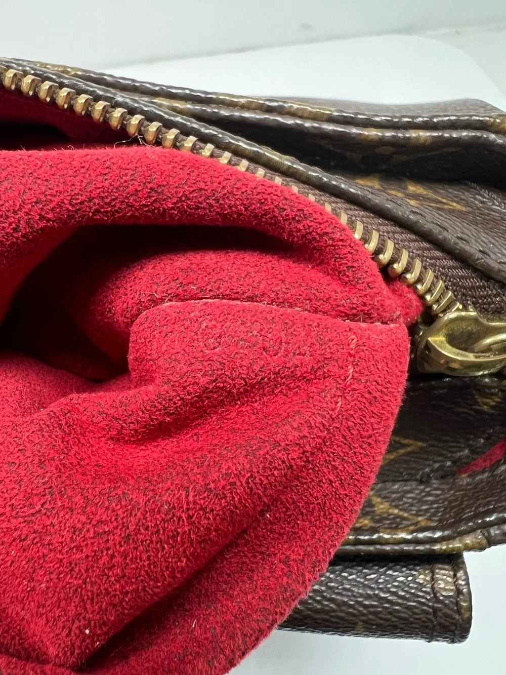 Louis Vuitton Monogram Hudson GM Shoulder Bag Brown Canvas Red Interior Auth